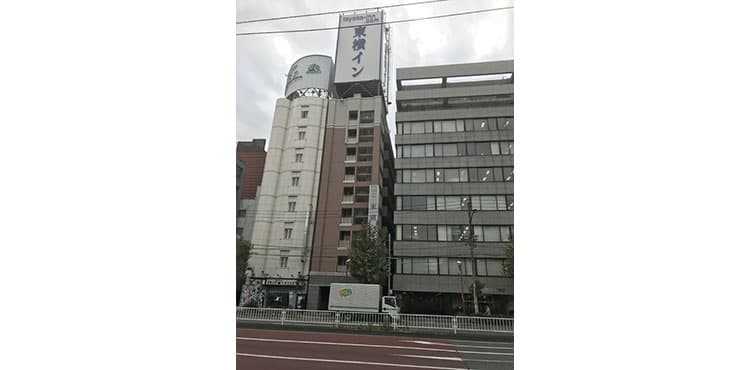 左手側に東横インが見えます。そのまま30メートル程直進してください