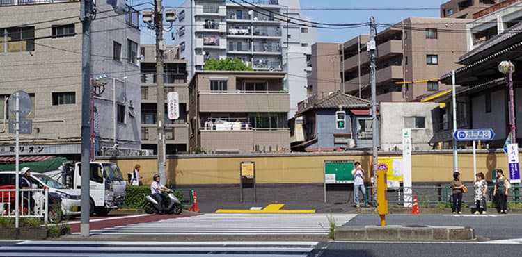 坂を下ったところの横断歩道を渡ります