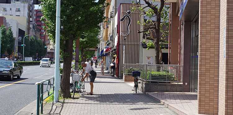 右手に銀だこさん、みずほ銀行のある道を進みます