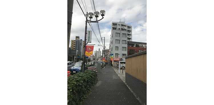 横断歩道を渡り終えたら、左に曲がります