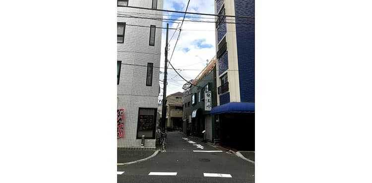 この道を曲がり10メートルで当店の入り口です