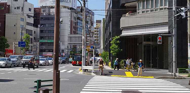根岸一丁目交差点をそのまま真っ直ぐ進みます