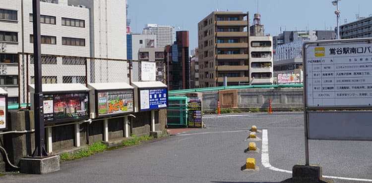 左手の坂を下ります